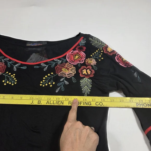 Elegant Black Floral Embroidered Women's Blouse - Picture 8 of 9